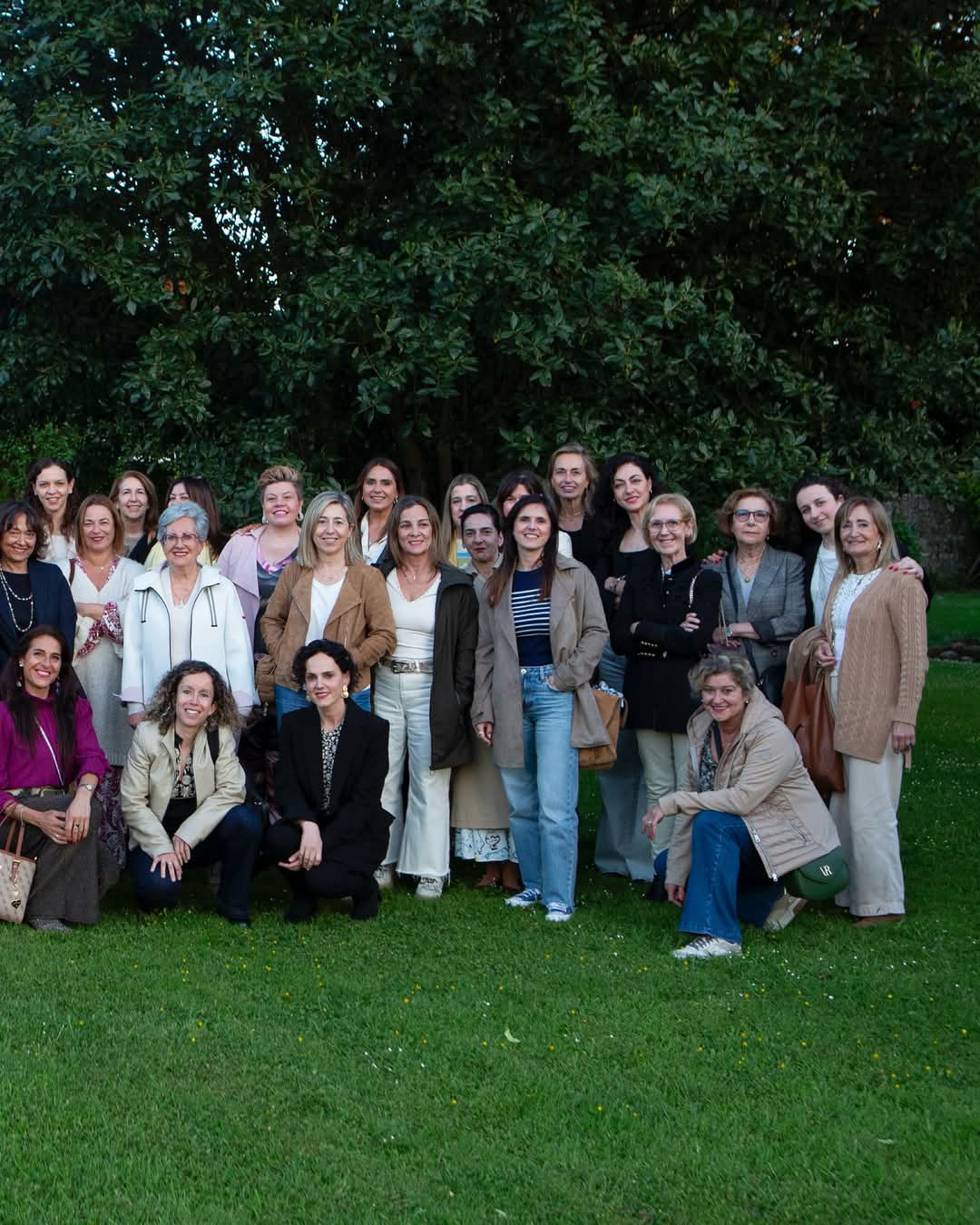 Grupo de mujeres participantes en un encuentro de Ellas Son Vitamina, al aire libre y en un ambiente cercano y colaborativo.