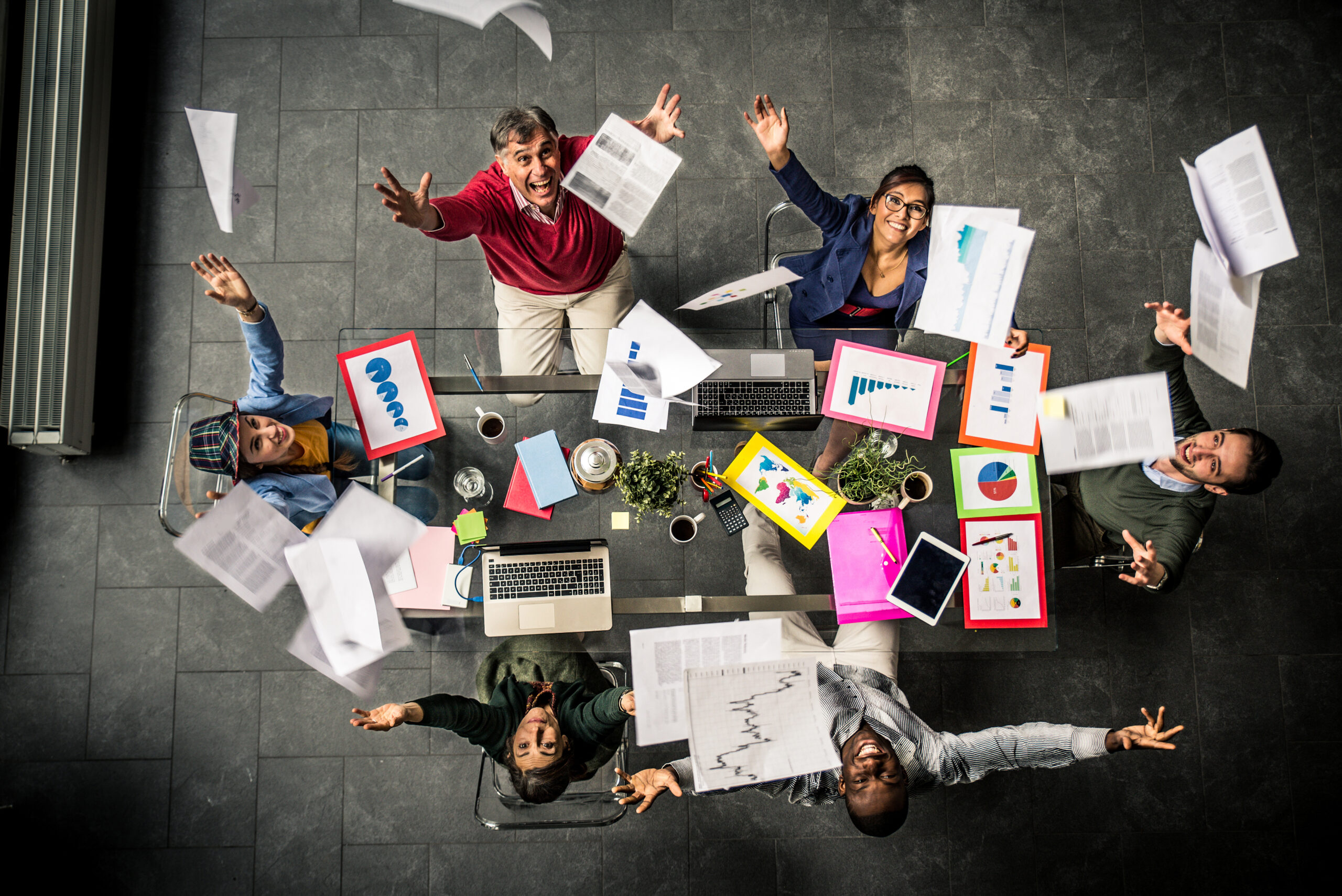 Collage con símbolos de música, cine, teatro y literatura, reflejando los proyectos culturales financiados por Europa Creativa.